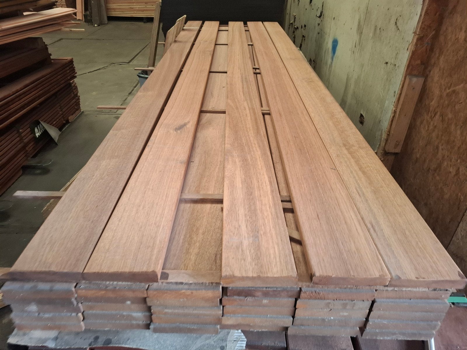 partij 35 st hardhout vlonderplanken 305 cm bezorgen mogelij, Ophalen, Nieuw, A, Hout