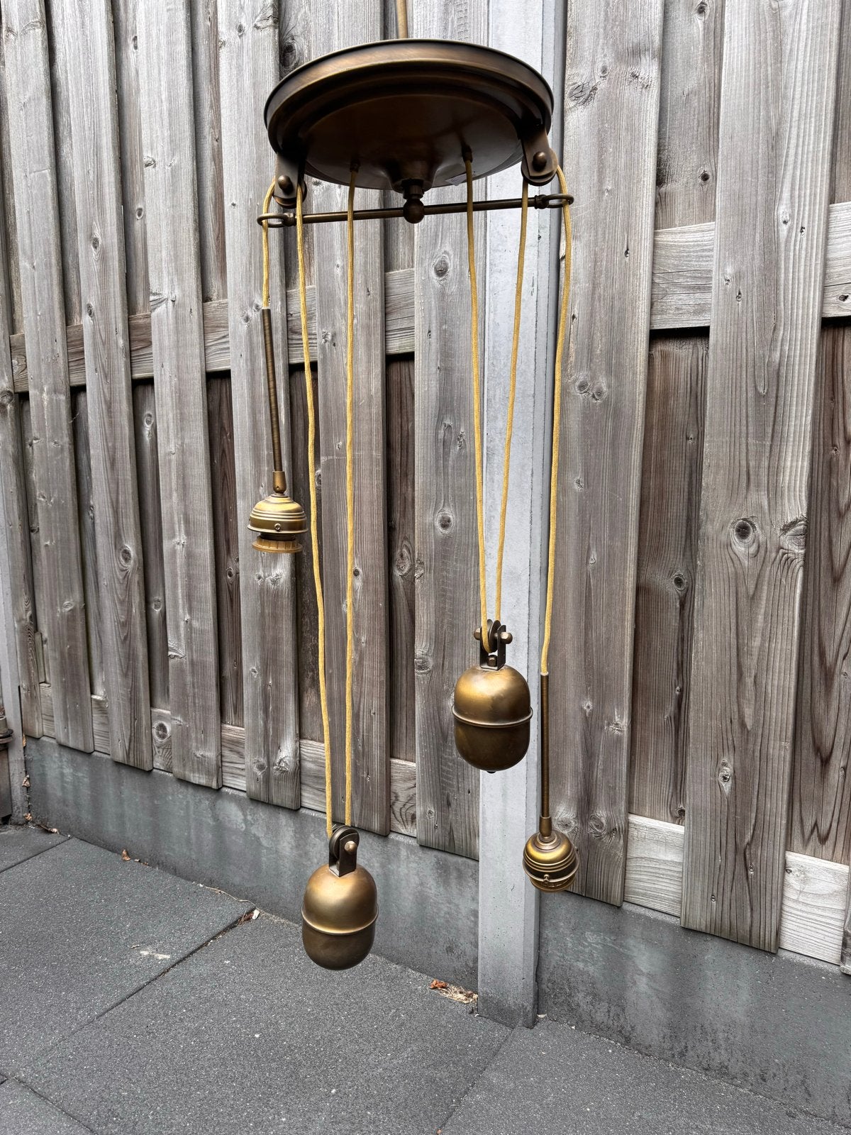 Antieke bronzen lamp met katrollen en gewichten, Ophalen