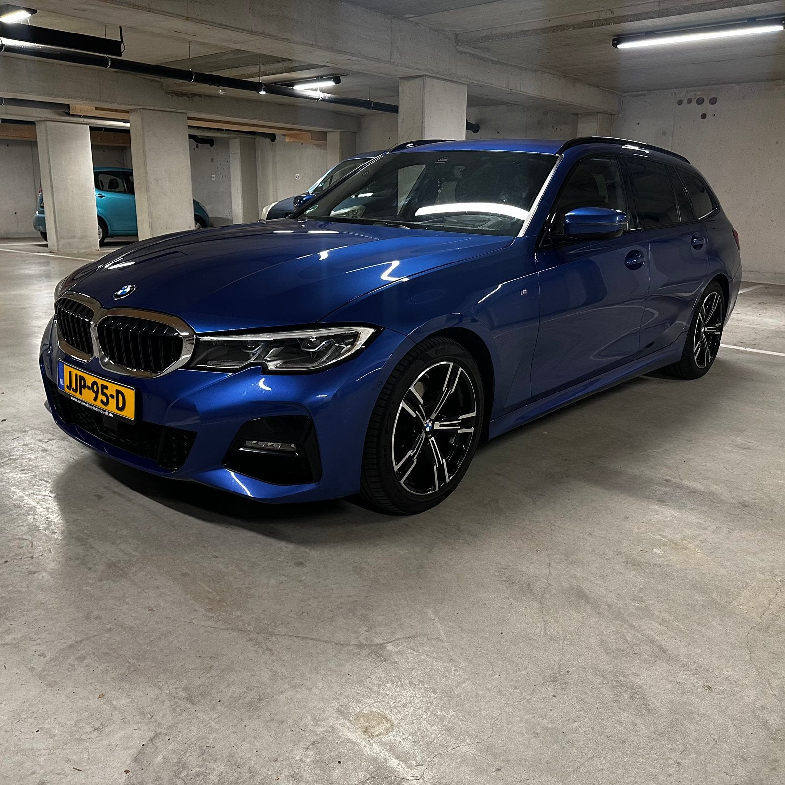 BMW 3-Serie 320i M-Pakket Dealeronderhouden, Achterwielaandrijving, Zwart, 4 cilinders, Blauw