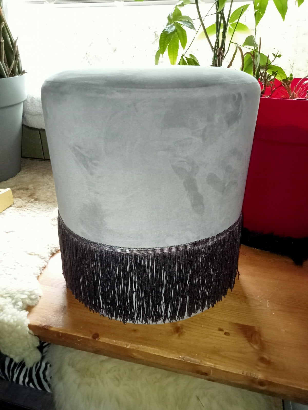 Zeer mooie licht grijs fluwelen poef/ kruk met franjes, Ophalen, Minder dan 50 cm, Rond, Minder dan 50 cm