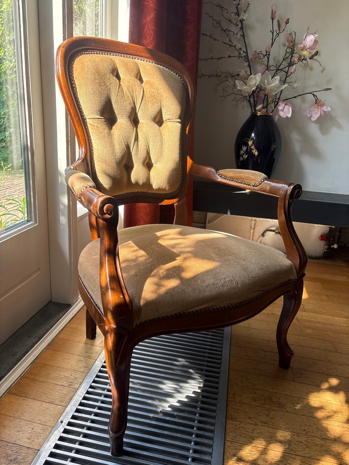 Antieke fauteuil met gecapitonneerde rugleuning, Ophalen