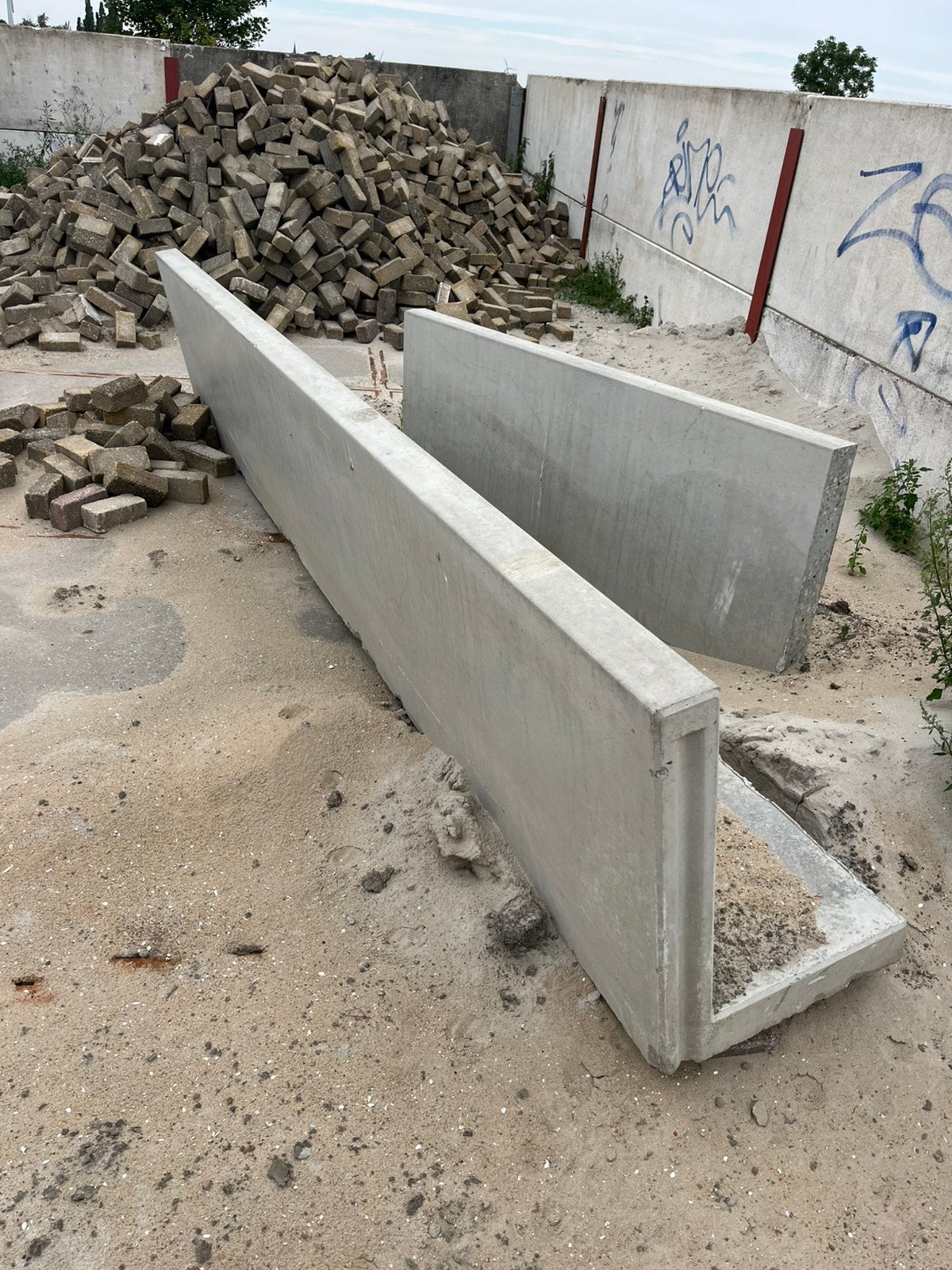 2 keerwanden 75 cm hoog 4 en 2 meter lang, Tuin en Terras, Tegels en Klinkers, Ophalen, Zo goed als nieuw, Beton, Overige typen