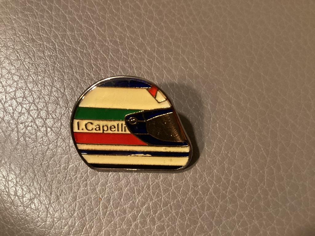 Pin, speldje, I.Capelli, mooie geëmailleerde pin., Verzamelen, Speldjes, Pins en Buttons, Ophalen of Verzenden, Zo goed als nieuw