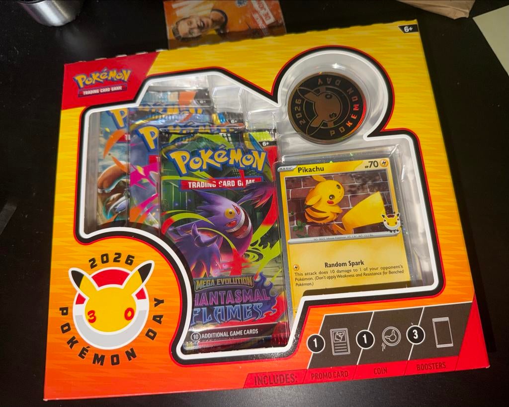 Pokémon Day 2026 Collection Box (Pikachu +Boosters) (Sealed), Hobby en Vrije tijd, Verzamelkaartspellen | Pokémon, Ophalen of Verzenden