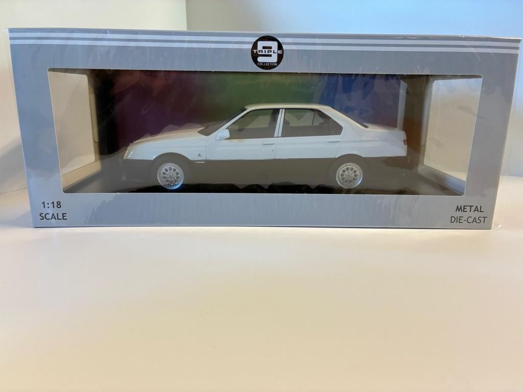 27831: Alfa Romeo 164 Q4 - 1994 - Triple9 1:18, Hobby en Vrije tijd, Modelauto's | 1:18, Auto, Nieuw, Ophalen of Verzenden, Bachsatztstr. 54 D 72131 Ofterdingen, Germany