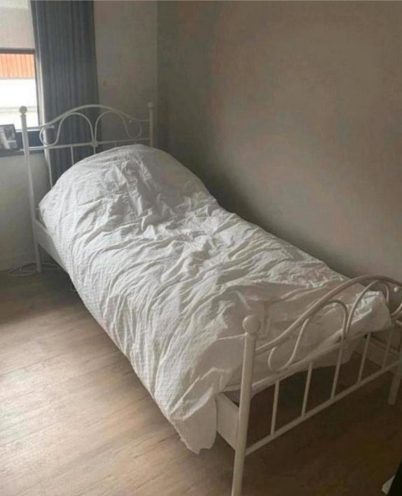 Net ijzeren bed frame inclusief goede lattenbodem.

Prijs 40, Zwart, Tweepersoons, Zo goed als nieuw, Metaal