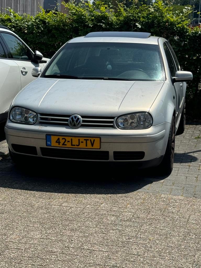 Volkswagen Golf 4 2.3 V5 110KW AUT 2000 Grijs, Auto's, Volkswagen, 1228 kg, Zwart, 1500 kg, 149 pk