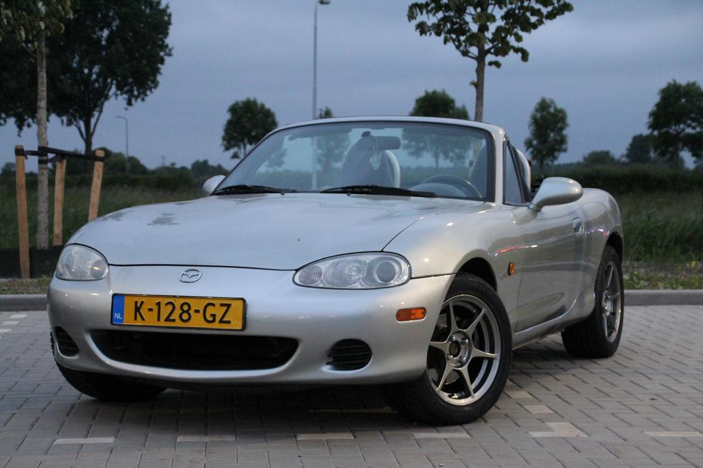 Mazda MX-5 1.6 I 2003 Grijs, Auto's, Mazda, Euro 2, Achterwielaandrijving, 40 €/maand, 4 cilinders