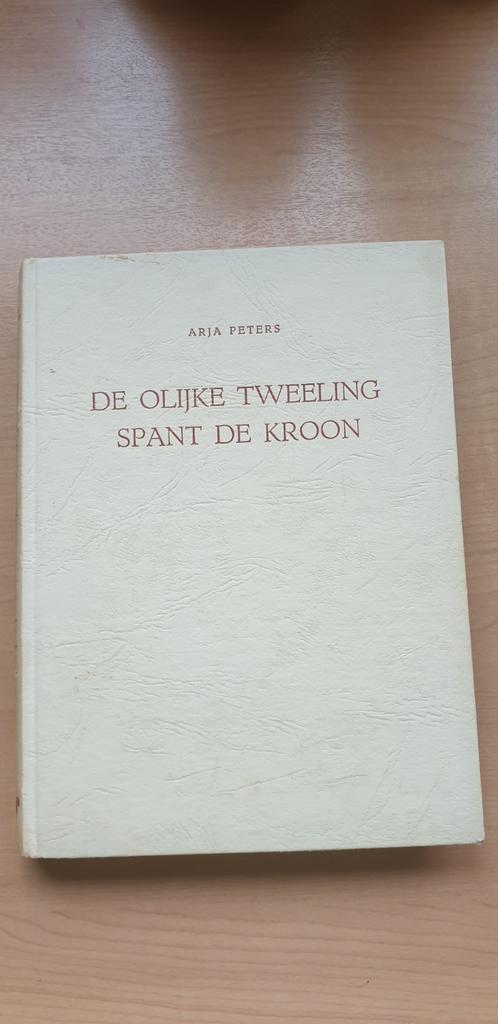 De Olijke Tweeling Spant de Kroon - Arja Peters, Ophalen of Verzenden, Gelezen, Arja Peters, Fictie algemeen