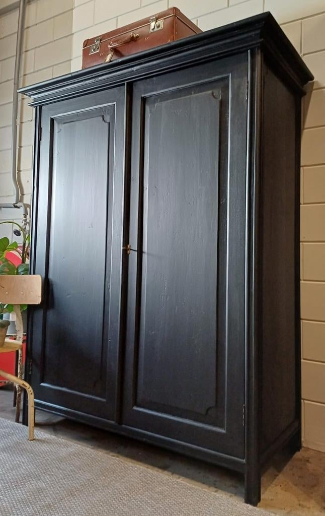 Vintage/Brocante zwarte kloosterkast, Landelijke houten kast, Antiek en Kunst, Antiek | Meubels | Kasten, Ophalen of Verzenden