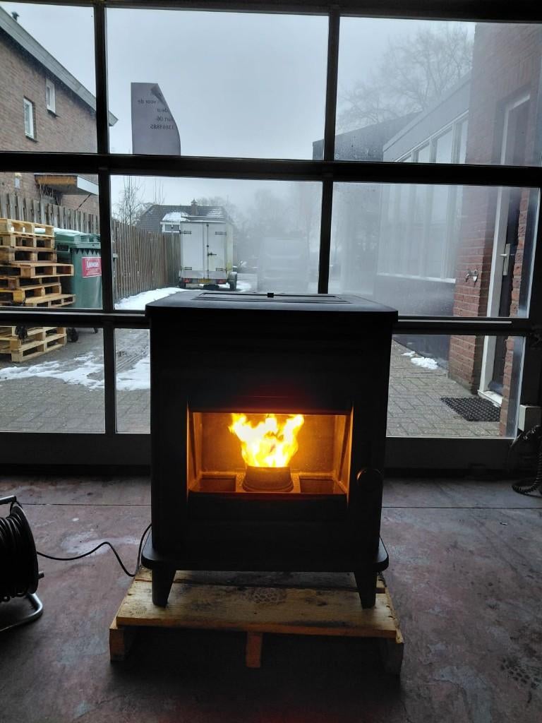 Edil kamin Lille 8 showmodel pelletkachel, Huis en Inrichting, Overige brandstoffen, Ophalen of Verzenden, Zo goed als nieuw, Pelletkachel