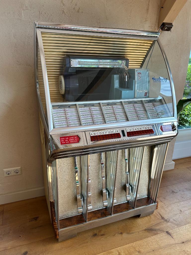 Seeburg HF100R met eiken-en wortelnotenhout fineer, Verzamelen, Automaten | Jukeboxen, Ophalen, Zo goed als nieuw, 1950 tot 1960