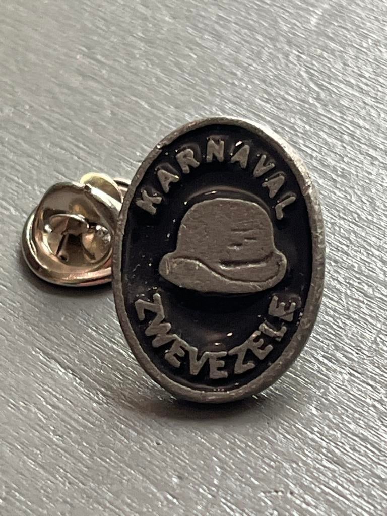 Antiek Orde van de Bolhoed Karnaval pin Zwevezele, Gebruikt, Ophalen of Verzenden, Speldje of Pin, Nvt