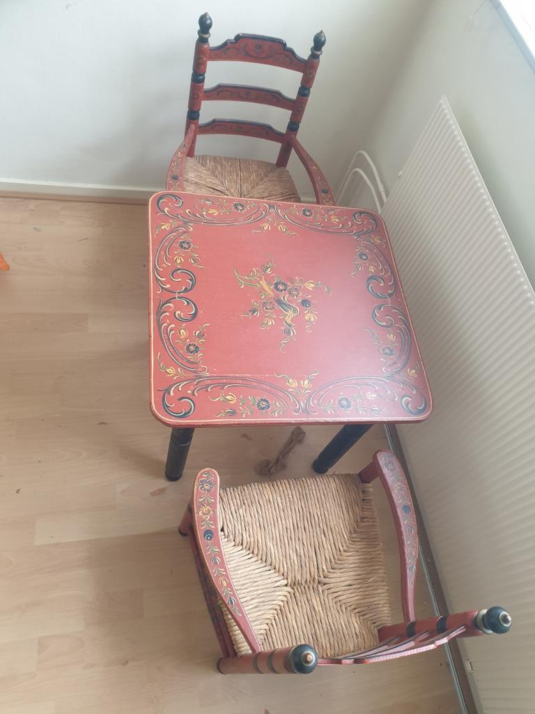 Mooi kindersetje, tafeltje en 2 stoeltjes (Hinderloper), Ophalen, Zo goed als nieuw, Tafel(s) en Stoel(en)