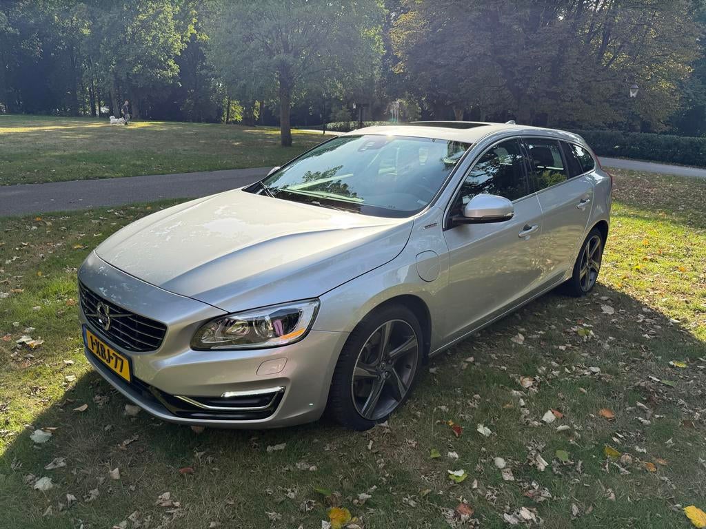 Volvo V60 D6 215pk Plug-in Hybrid 2014 Grijs, 1849 kg, Particulier, Zilver of Grijs, Te koop