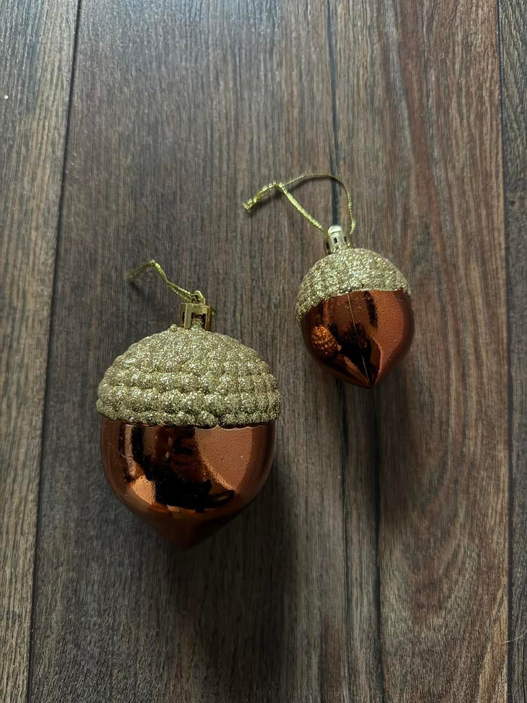 Twee kerst ornamenten / ballen van een dennenappel, Ophalen of Verzenden, Zo goed als nieuw