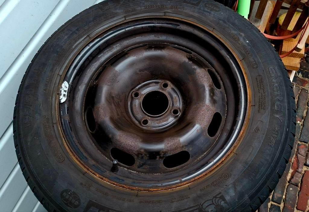 Set Michelin 195 / 65 R15 met Citroen wieldoppen, Ophalen, 15 inch, Band(en), Personenwagen