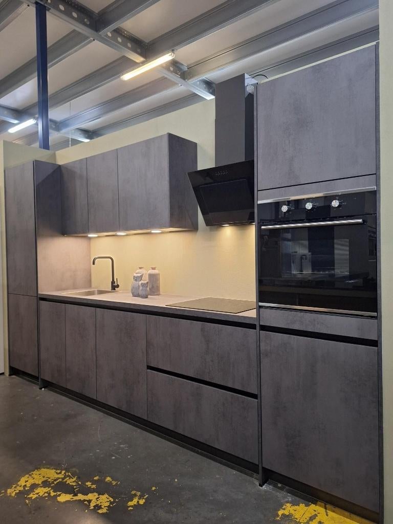Showroomkeuken uitverkoop! – Compleet met app – Keuken Dylan