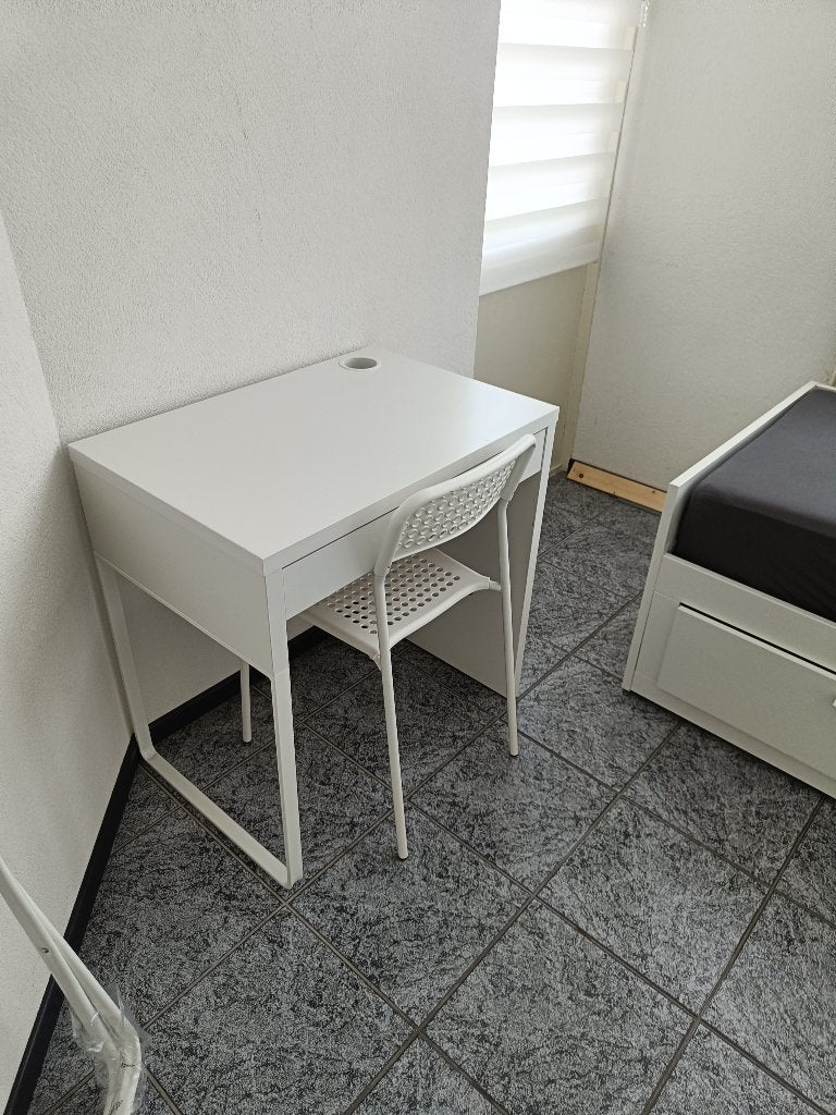 IKEA Desk & Chair Set – White – Good Condition, Ophalen of Verzenden, Met lades, Zo goed als nieuw