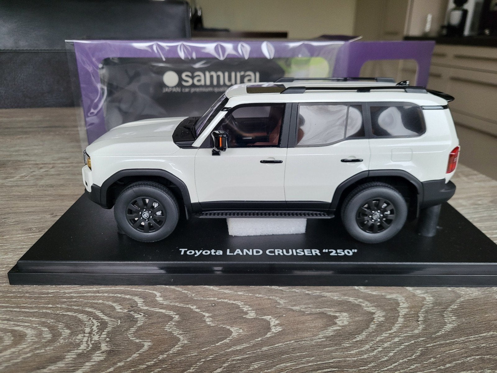 Toyota Landcruiser schaal 1:18, Ophalen of Verzenden, Zo goed als nieuw, Overige merken