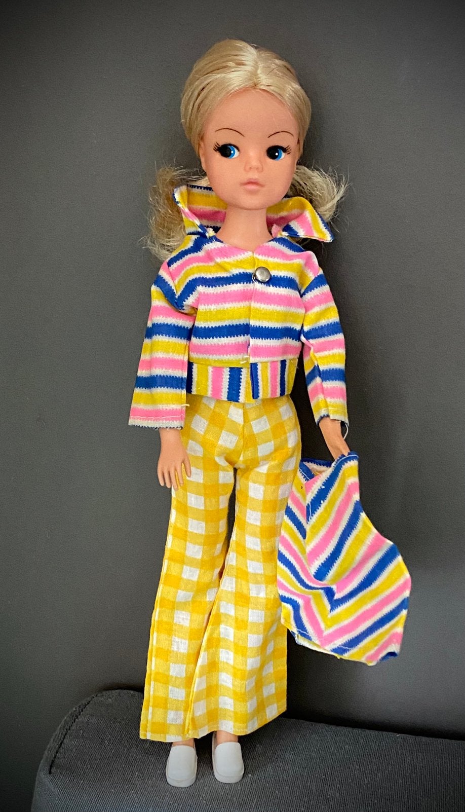 Vintage Pedigree Sindy in 60 s outfit + klompen niet Barbie, Verzenden, Pop