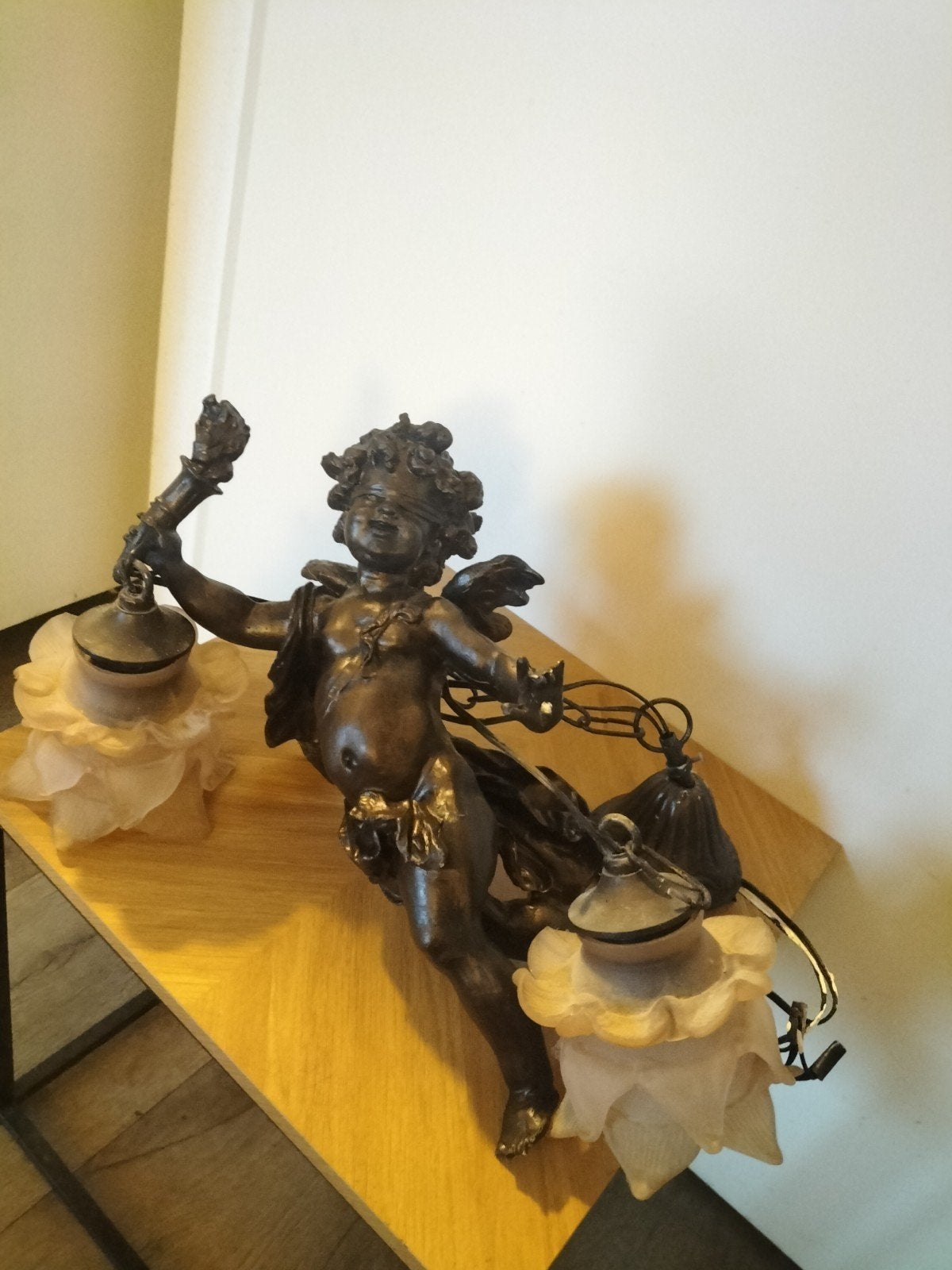 Antieke bronzen putto lamp met twee lichtpunten, Antiek en Kunst, Ophalen of Verzenden
