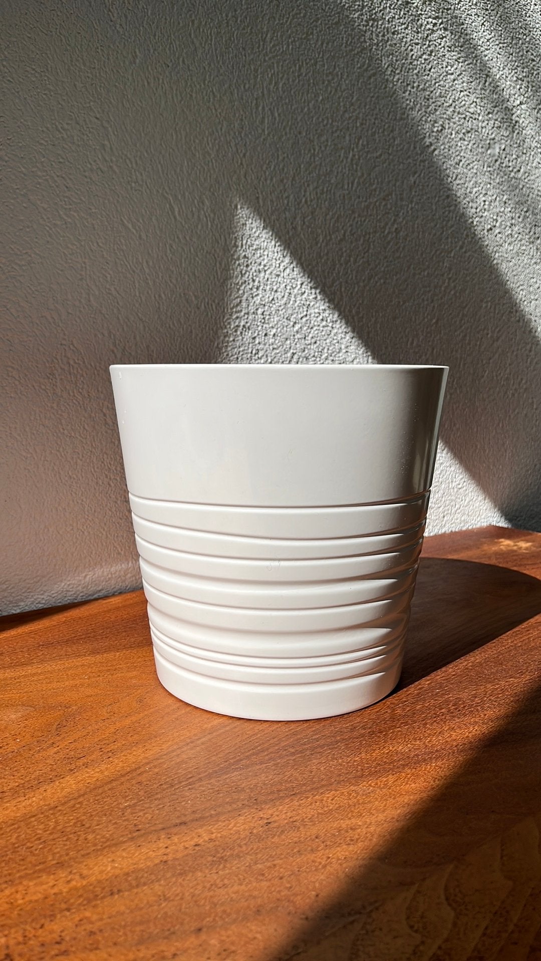 Witte bloempot (22cm hoog), Tuin en Terras, Ophalen, Gebruikt, Rond, Aardewerk