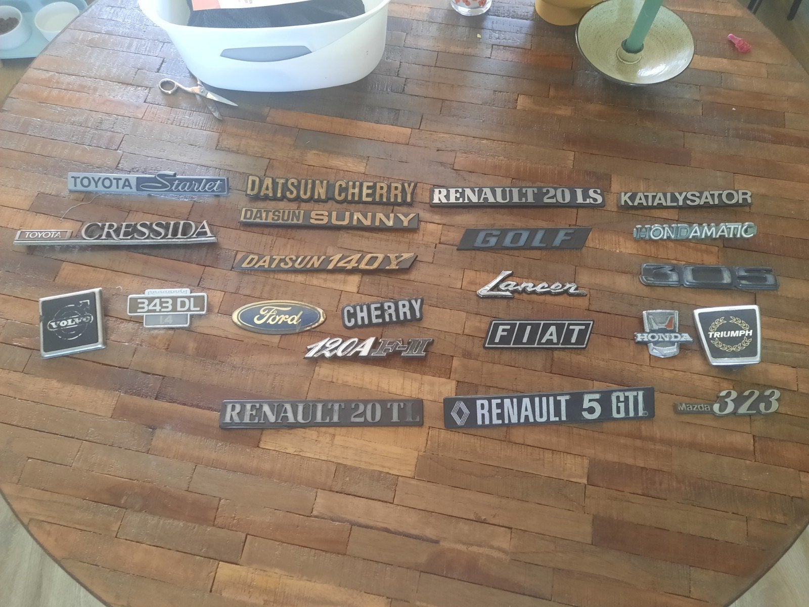 Diverse auto-emblemen: Toyota, Datsun, Renault, Volvo, Ford, Ophalen of Verzenden