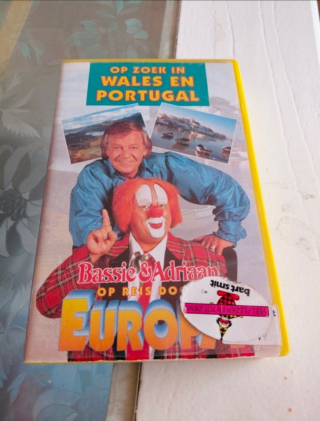 Bassie en Adriaan reis door Europa 2 Wales Portugal CNR VHS, Cd's en Dvd's, Ophalen of Verzenden, Gebruikt, Kinderprogramma of -film