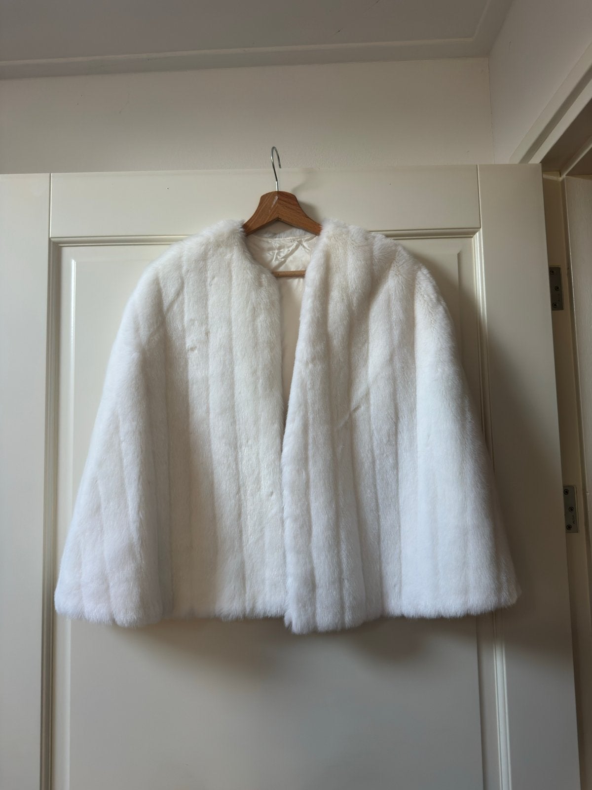 Witte faux fur cape/bolero, Ophalen of Verzenden, Zo goed als nieuw, Maat 38/40 (M), Wit