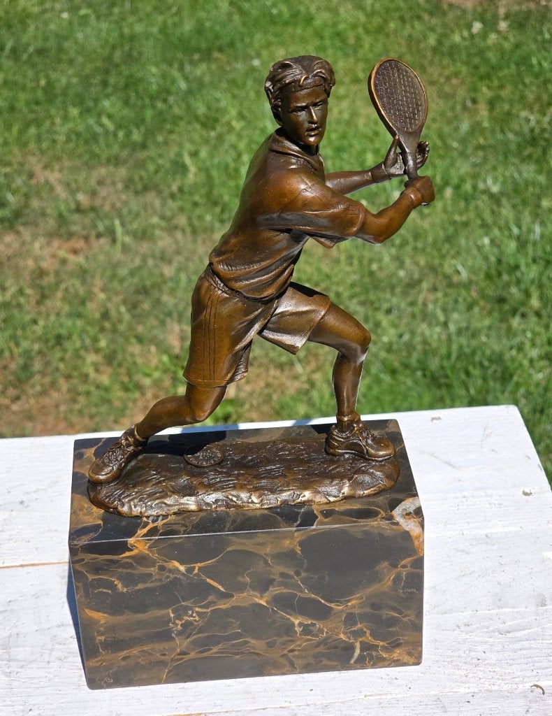 TENNISER OP MARMEREN BOET / bronzen beeld, Ophalen of Verzenden, Brons, Beeld