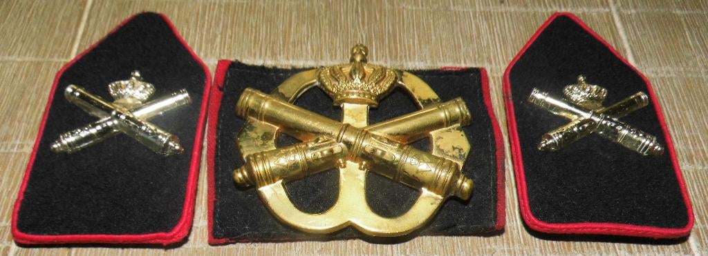 Baret embleem en kraagstukken Artillerie,, Verzamelen, Verzenden, Landmacht, Nederland, Embleem of Badge