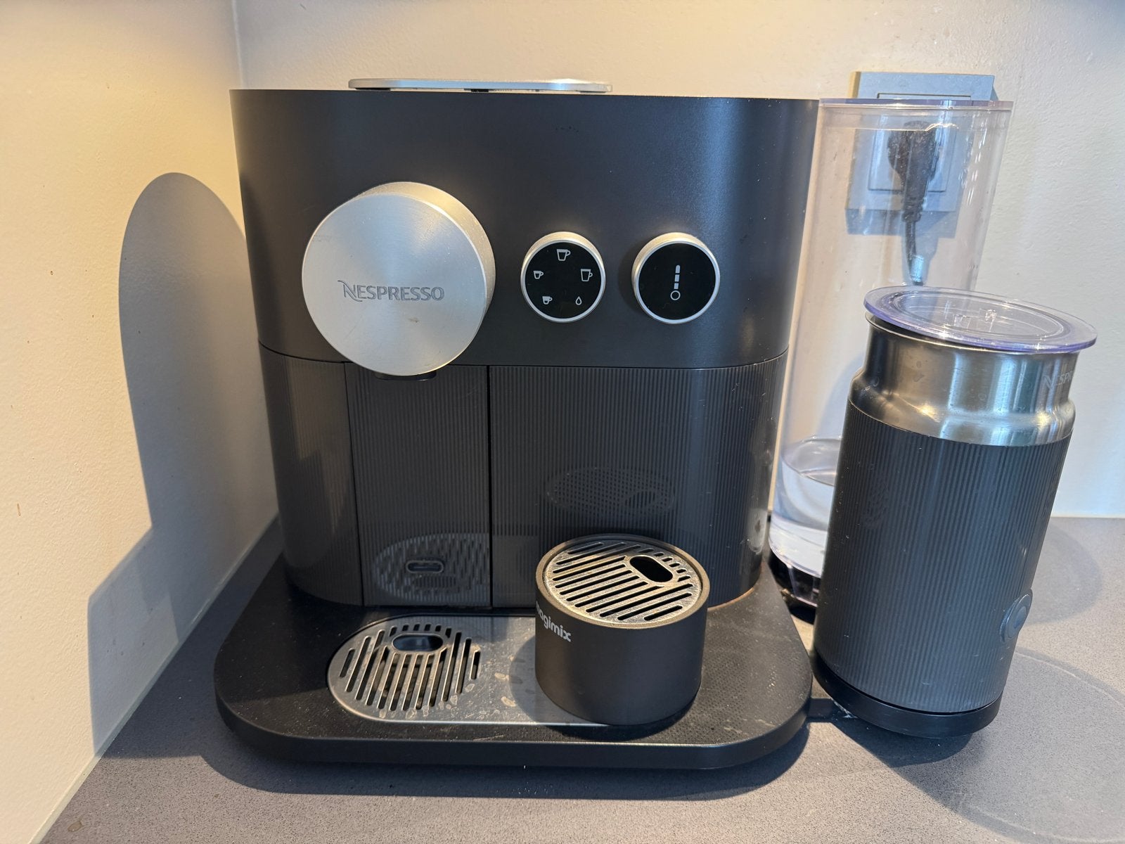 Nespresso Expert & Milk met Aeroccino, Koffiemachine, Ophalen of Verzenden, Zo goed als nieuw, 2 tot 4 kopjes