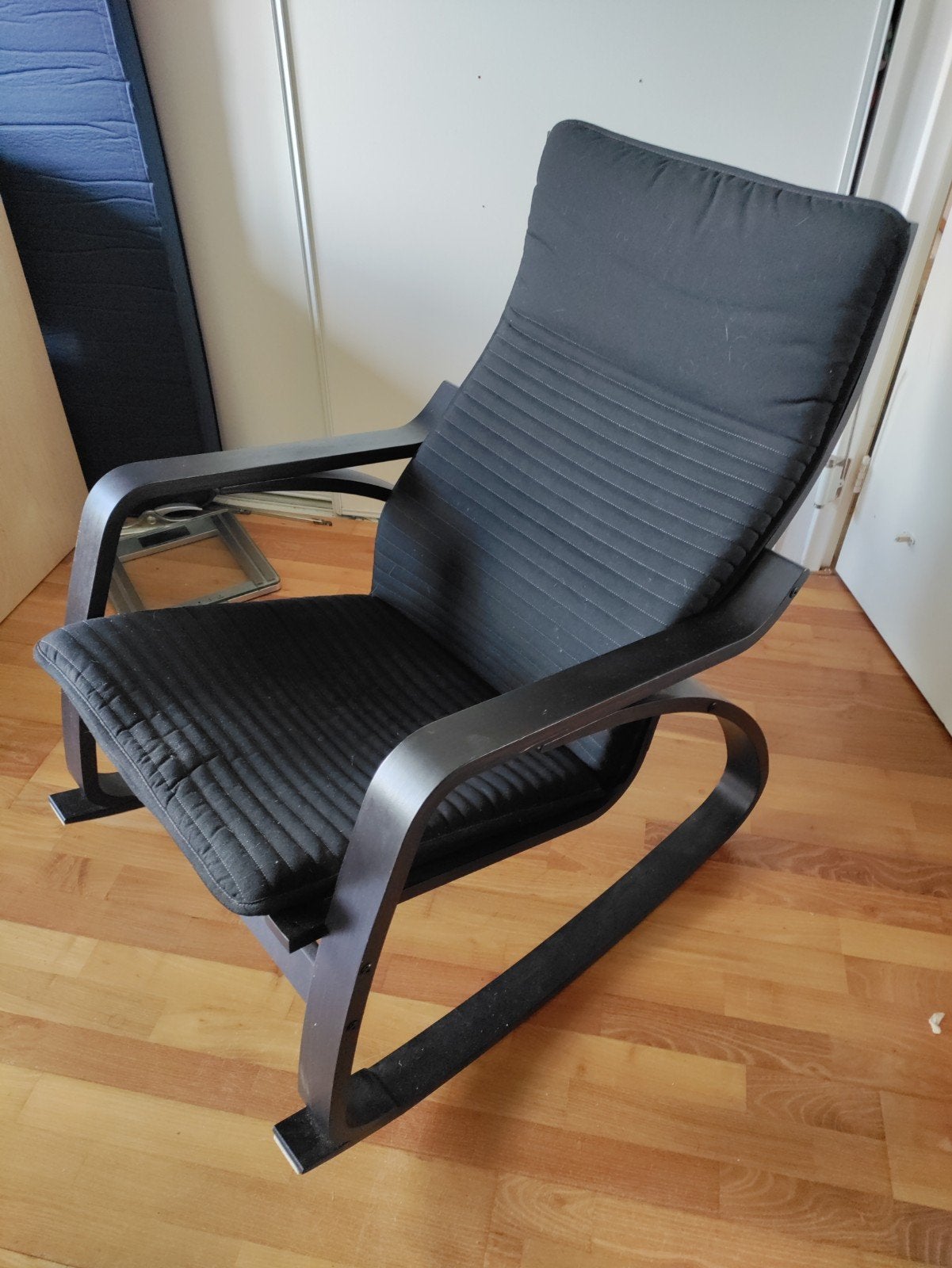 Ikea Poäng schommelstoel met zwart kussen, Huis en Inrichting, Stoelen, Ophalen, Gebruikt, Modern, Scandinavisch, Zwart