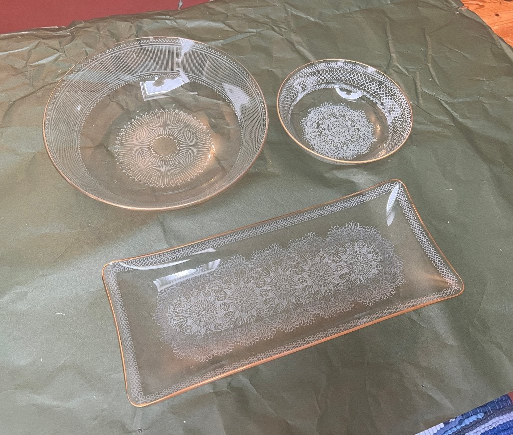 Vintage glazen schalen met kantmotief en gouden rand, Huis en Inrichting, Ophalen, Vintage, Glas, Schaal of Schalen