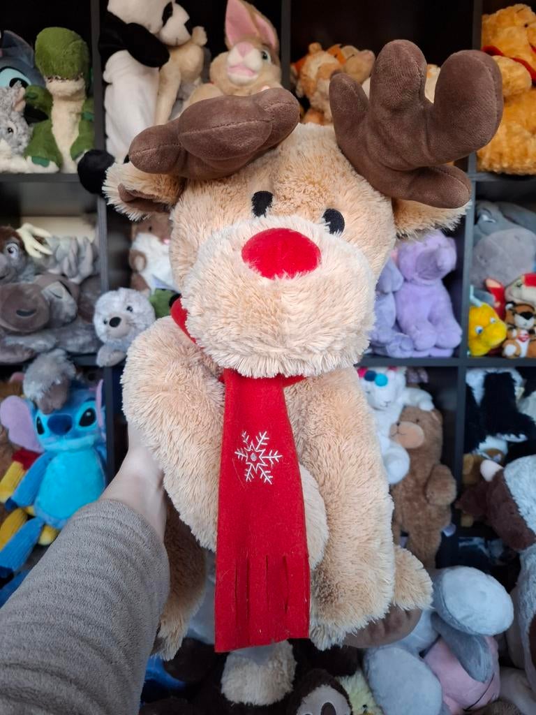 Grote rendier knuffel met rode sjaal, Kinderen en Baby's, Speelgoed | Knuffels en Pluche, Overige typen, Ophalen of Verzenden