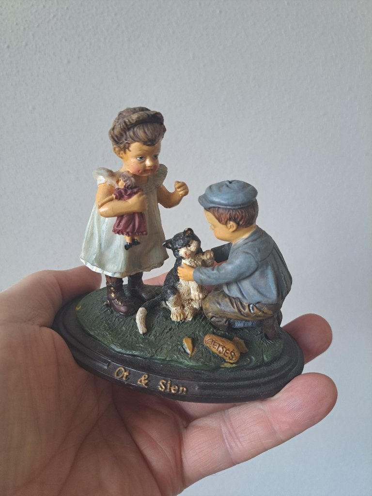 Ot en Sien van kunsthars spelen met poes 11x7x10cm, Verzamelen, Ophalen of Verzenden, Zo goed als nieuw, Mens