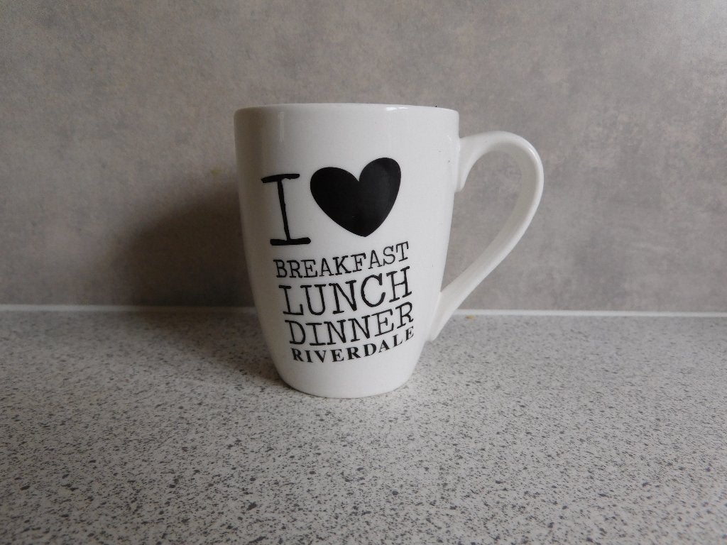 Mok 200 ml. Love Breakfast Lunch Dinner Riverdale Collection, Ophalen of Verzenden, Zo goed als nieuw, Overige stijlen, Kop(pen) en/of Schotel(s)