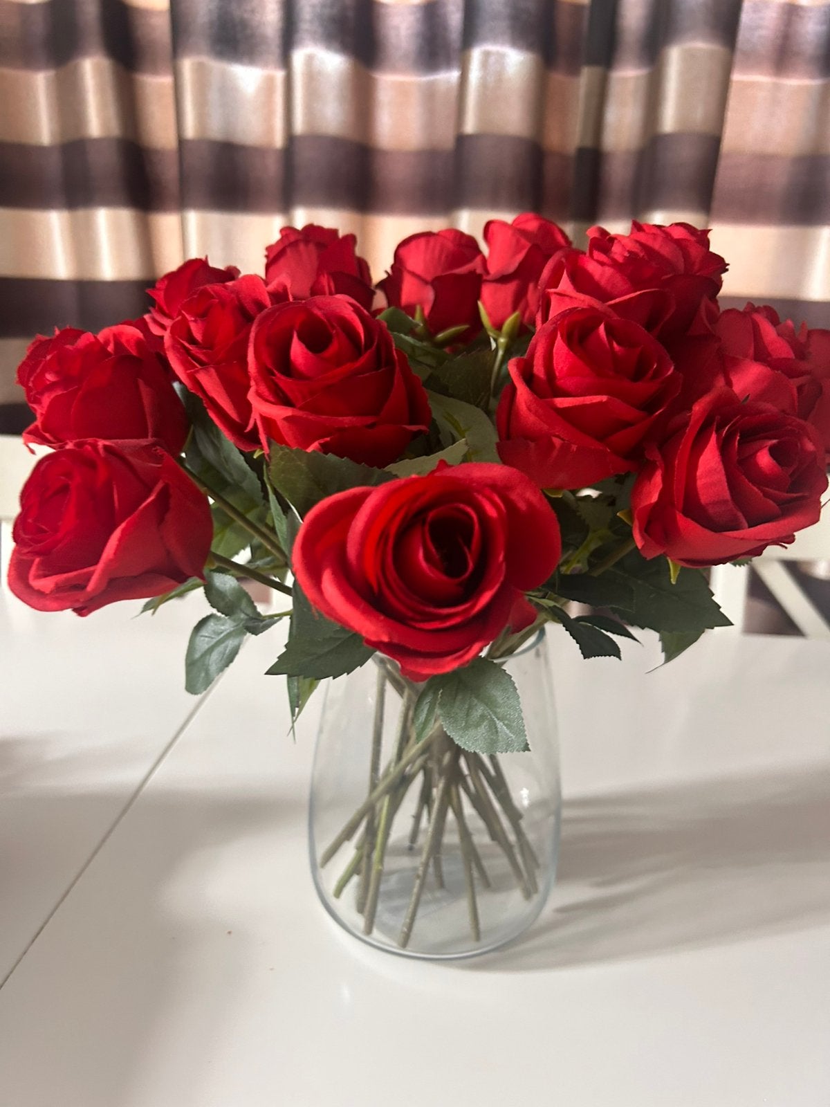 IKEA vaas met kunstrode rozen/ vase with red roses, Huis en Inrichting, Binnen, Ophalen of Verzenden, IKEA, Boeket