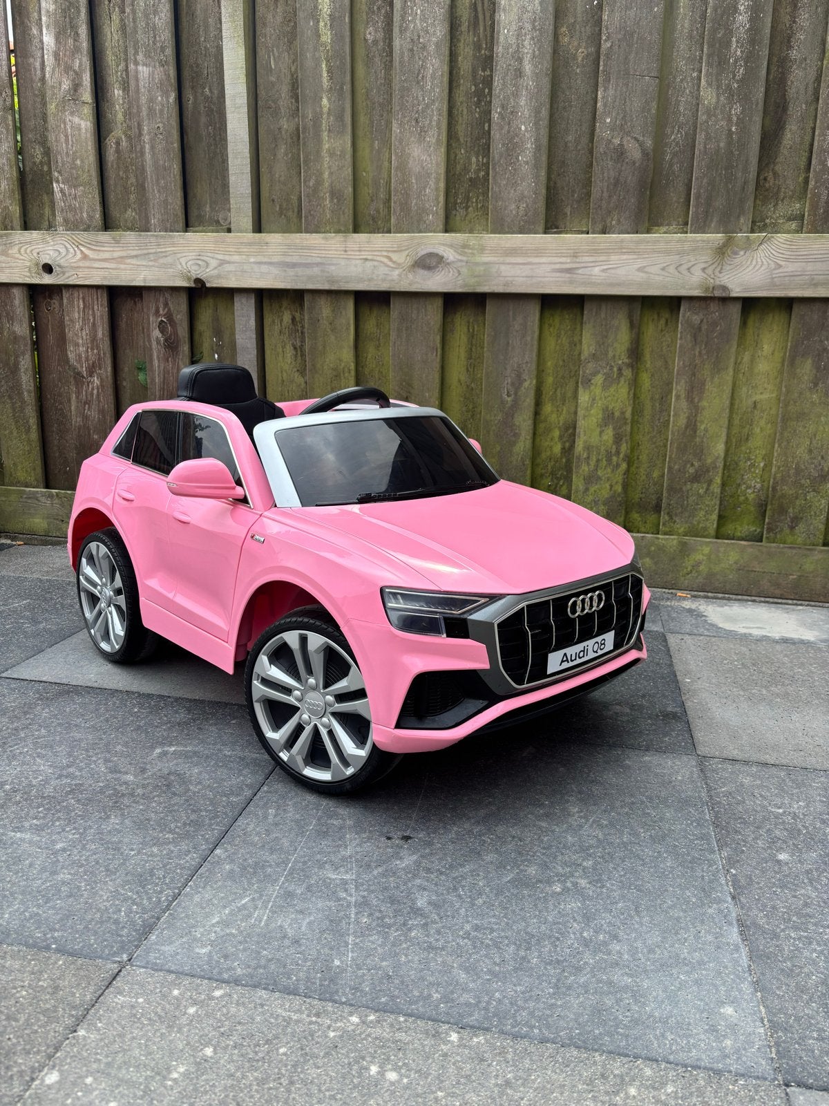 Roze Audi Q8 Kinderauto met Afstandsbediening, Ophalen, Gebruikt, Afstandsbediening