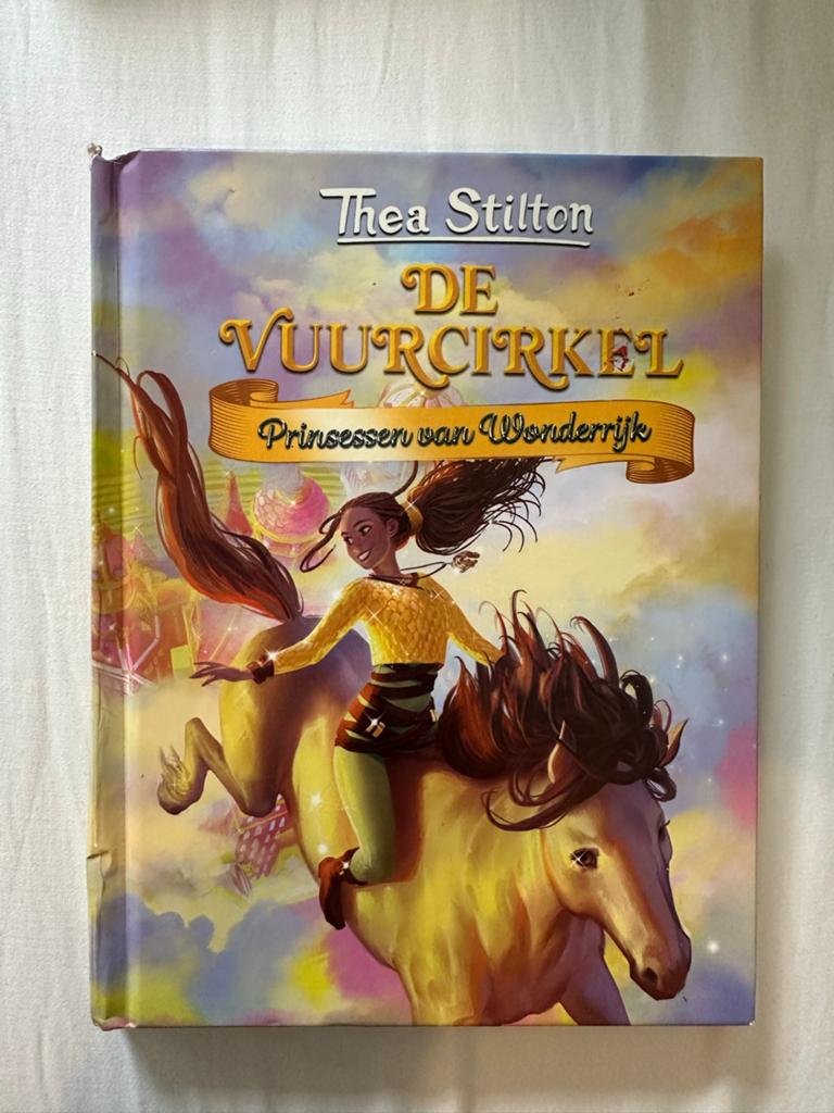 Thea Stilton - De Vuurcirkel: Prinsessen van Wonderrijk, Ophalen of Verzenden, Gelezen, Fictie