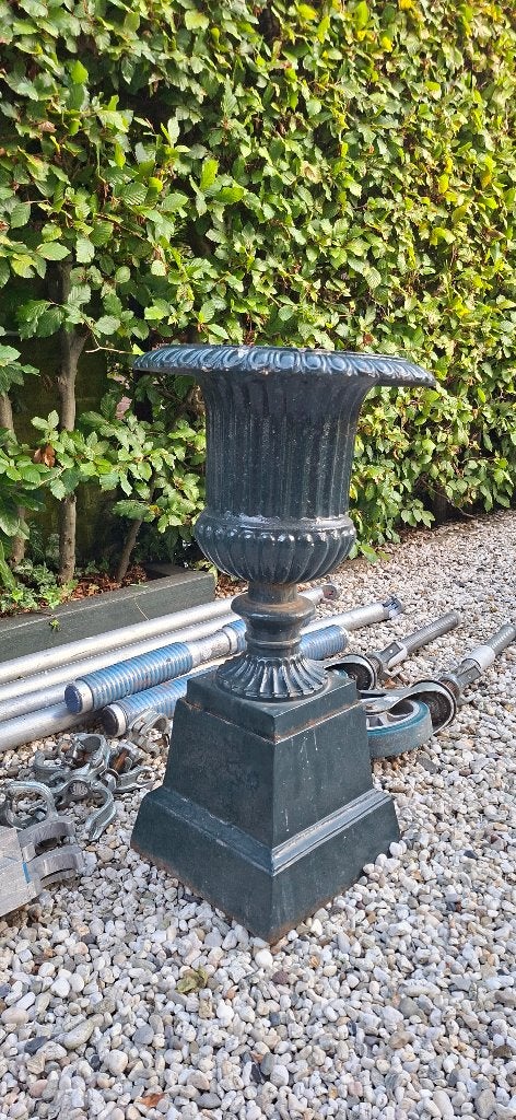Bloempot Gietijzer op metalen voet, Tuin en Terras, Bloempotten, Ophalen, Overige materialen, Gebruikt, Rond