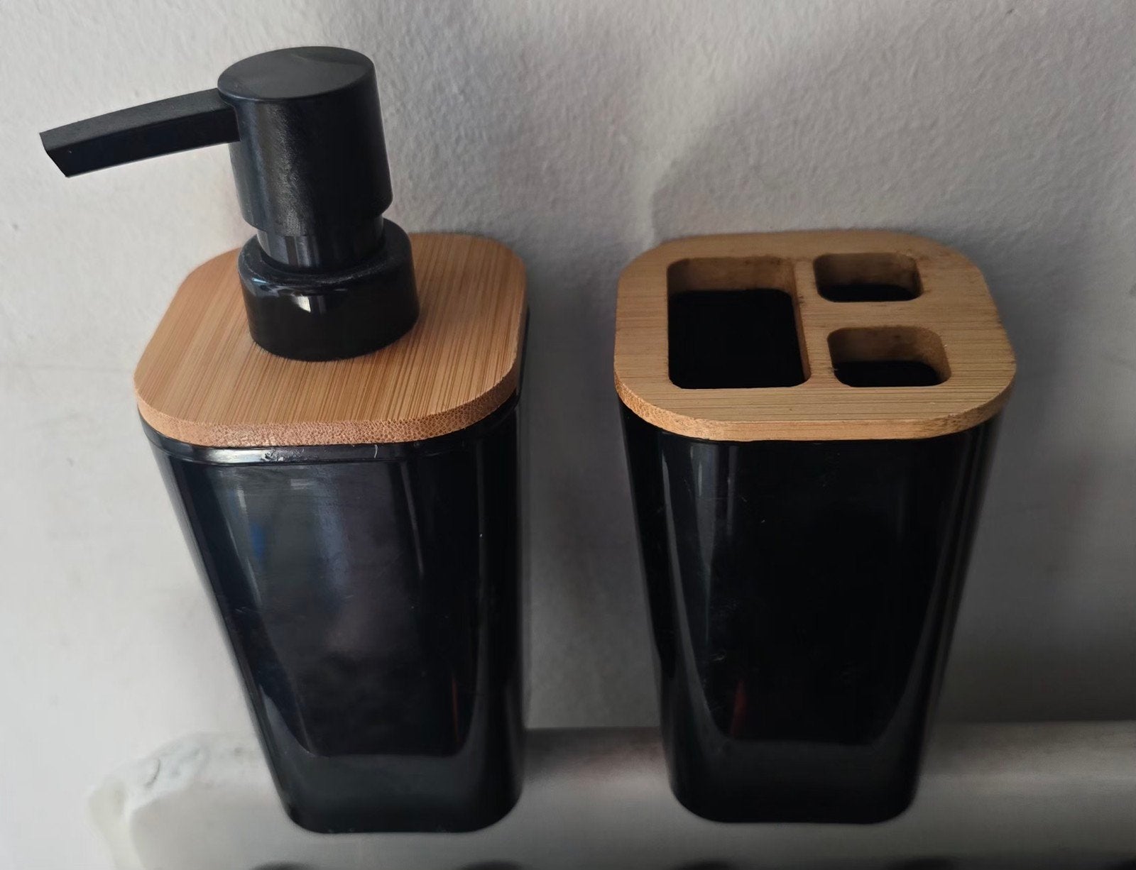Zeepdispenser en tandenborstelhouder set - Zwart/Bamboe, Ophalen of Verzenden, Zo goed als nieuw, Zwart, Zeepdispenser/zeepbakje