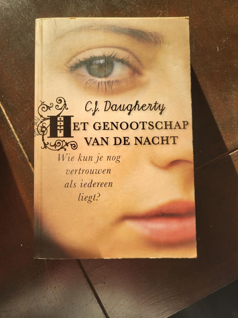 Young adult boek "het genootschap van de nacht", Ophalen of Verzenden, Gelezen, C.J. Daugherty, Fictie