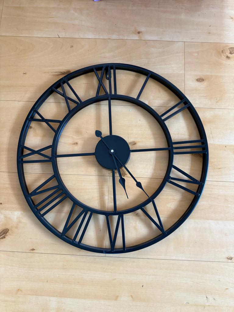 2 Wandklokken: Modern en Klassiek Design, Ophalen of Verzenden, Zo goed als nieuw, Analoog, Wandklok