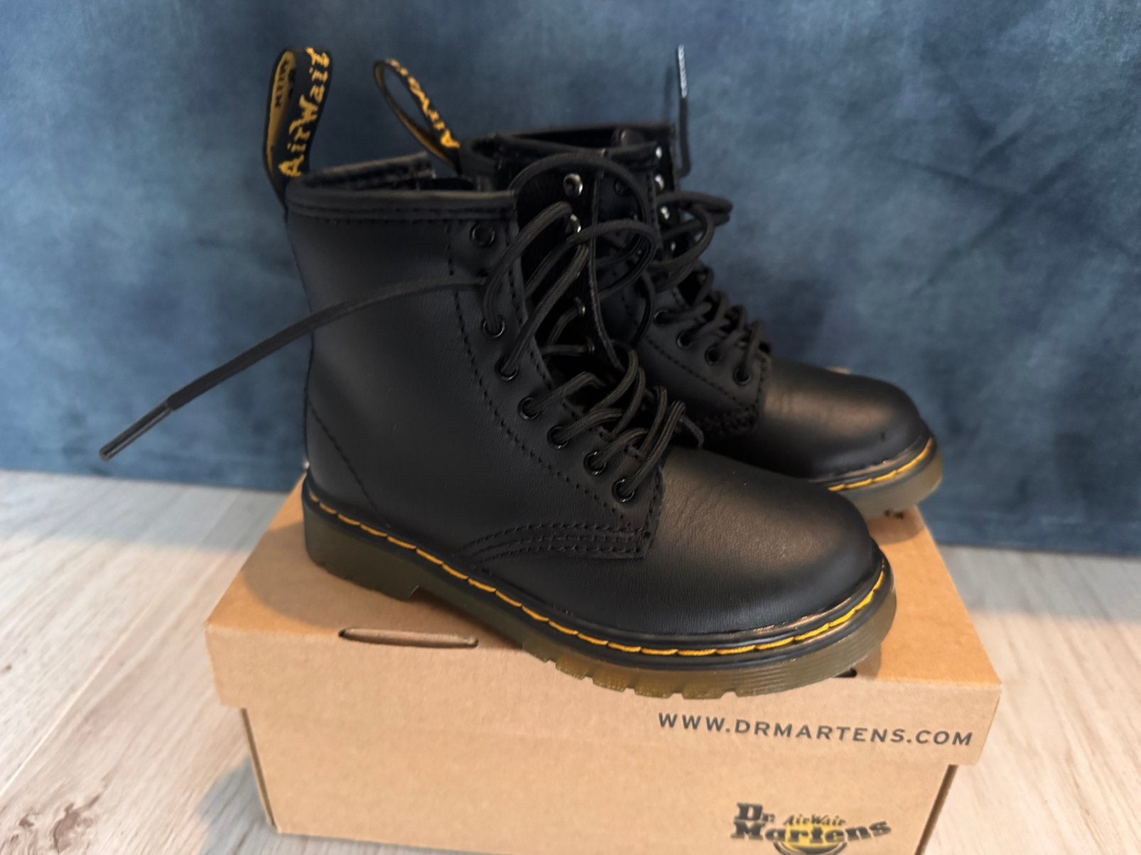 Mooie nieuwe zwarte Dr Martens in doos maat 26, Jongen of Meisje, Schoenen, Nieuw, Ophalen of Verzenden