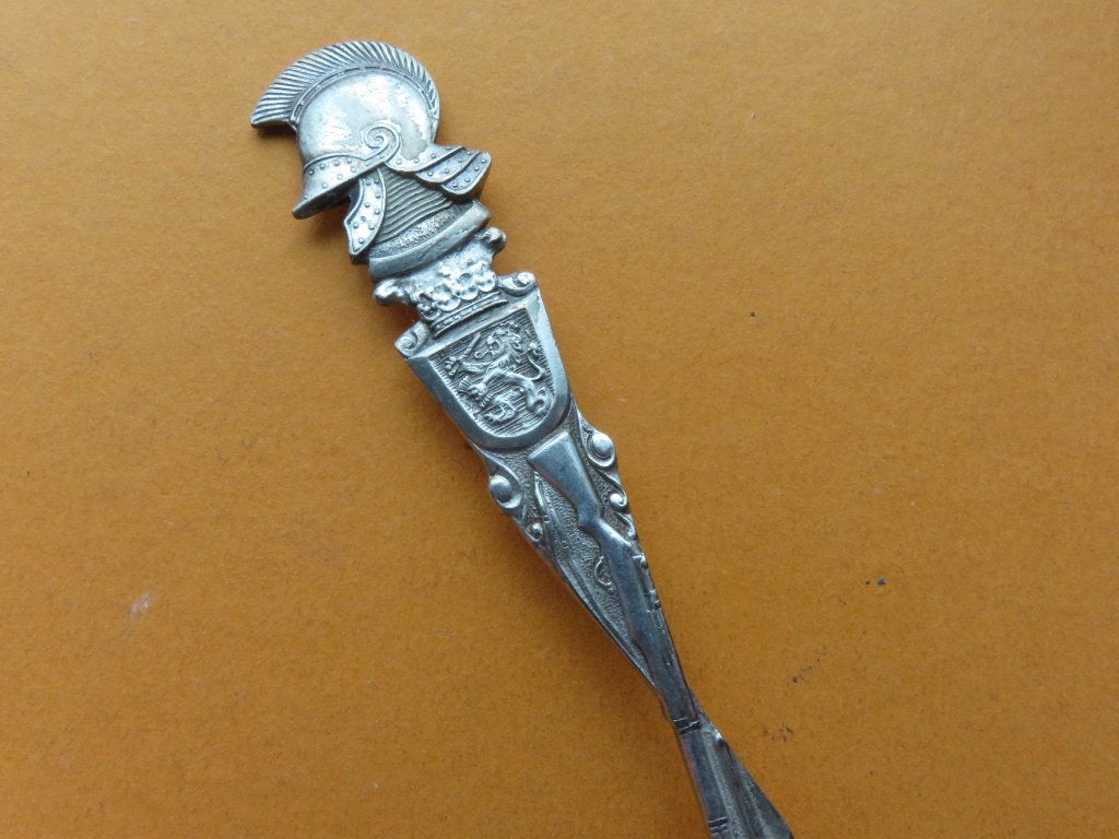 Geweer helm. Militaria lepeltje, Verzenden