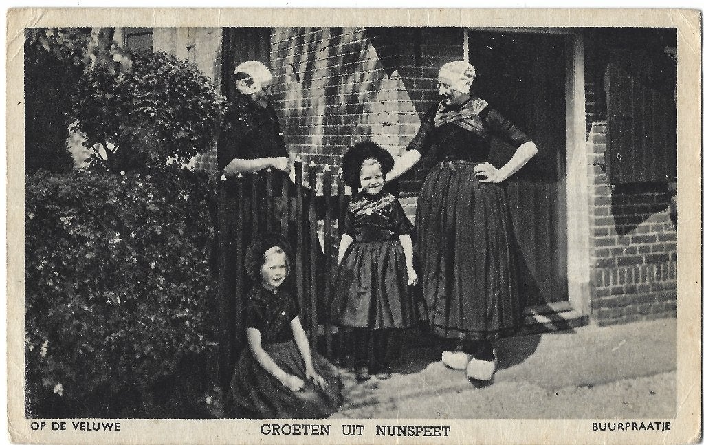 Nunspeet, Op de Veluwe - Buurpraatje - Klederdracht, Verzamelen, Ansichtkaarten | Nederland, Ophalen of Verzenden, 1940 tot 1960