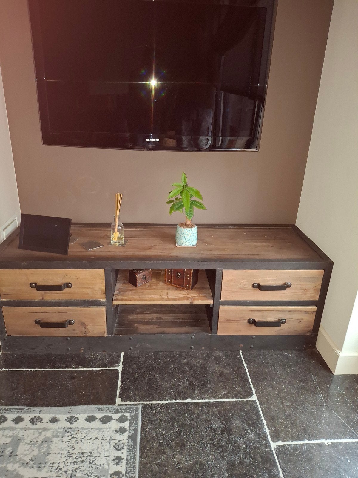 Televisie meubel van hout en metaal, Ophalen, 150 tot 200 cm, Minder dan 100 cm, Metaal