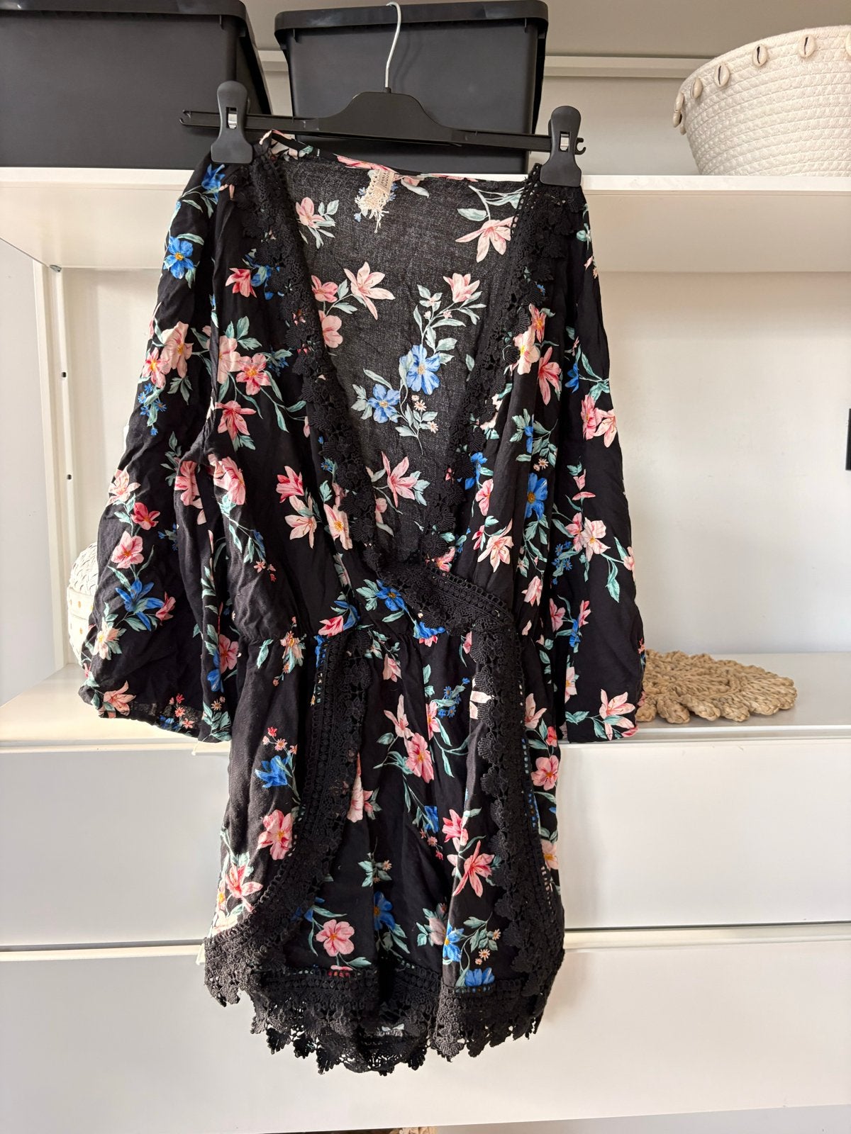 H&M Divided Zwarte Bloemen Playsuit Maat 42, Ophalen of Verzenden, Zo goed als nieuw, Maat 42/44 (L), Zwart